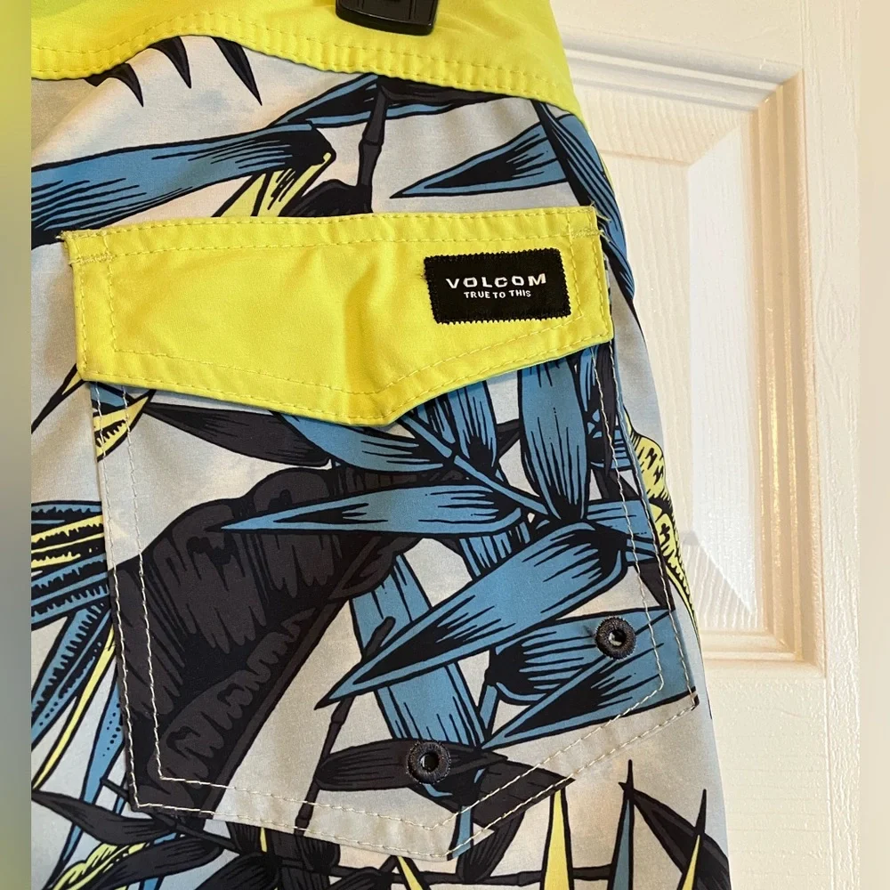 Volcom Mod-Tech Men’s swim tropical print yellow blue board shorts 28” waist S